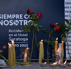 Vigilia en homenaje a las víctimas del accidente ocurrido en el Hotel Saratoga el pasado 6 de mayo que dejó hasta el momento 46 fallecidos, convocada por la Unión de Jóvenes Comunistas, en el Parque de la Fraternidad, frente al propio inmueble dañado, en la Habana Vieja, Cuba, el 13 de mayo de 2022. ACN FOTO/Omara GARCÍA MEDEROS
