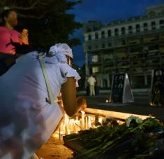 Vigilia en homenaje a las víctimas del accidente ocurrido en el Hotel Saratoga el pasado 6 de mayo que dejó hasta el momento 46 fallecidos, convocada por la Unión de Jóvenes Comunistas, en el Parque de la Fraternidad, frente al propio inmueble dañado, en la Habana Vieja, Cuba, el 13 de mayo de 2022. ACN FOTO/Omara GARCÍA MEDEROS
