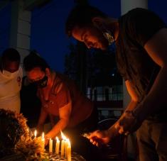 Vigilia en honor a las víctimas del accidente en el hotel Saratoga, de La Habana, realizada por jóvenes artistas de la Asociación Hermanos Saiz (AHS), en Pinar del Río, Cuba, el 13 de mayo de 2022. ACN FOTO/Rafael FERNÁNDEZ ROSELL