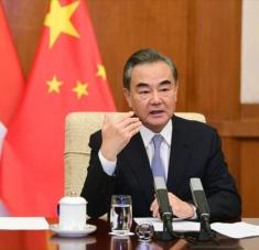 El canciller chino, Wang Yi, durante una videoconferencia con su homóloga de Indonesia, Retno Marsudi, desde Pekín (capital), 30 de julio de 2020.