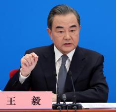 El canciller chino, Wang Yi, acusó a algunas fuerzas políticas en EE.UU. de "etiquetar el virus y politizar sus orígenes, estigmatizando a China". Foto: Reuters.