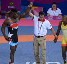 Yosvanys Peña (izq), luego de ganar su combate por bronce en Lima 2019.