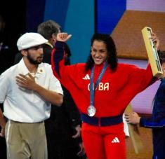 Ceremonia de premiación donde la cubana Yuneilys Guzmán recibió la medalla de plata lograda en la lucha libre femenina de los XXXIII Juegos Olímpicos de 2024, en la Arena Campo de Marte, en la ciudad de París, Francia, el 7 de agosto de 2024. ACN FOTO/Juan Pablo CARRERAS