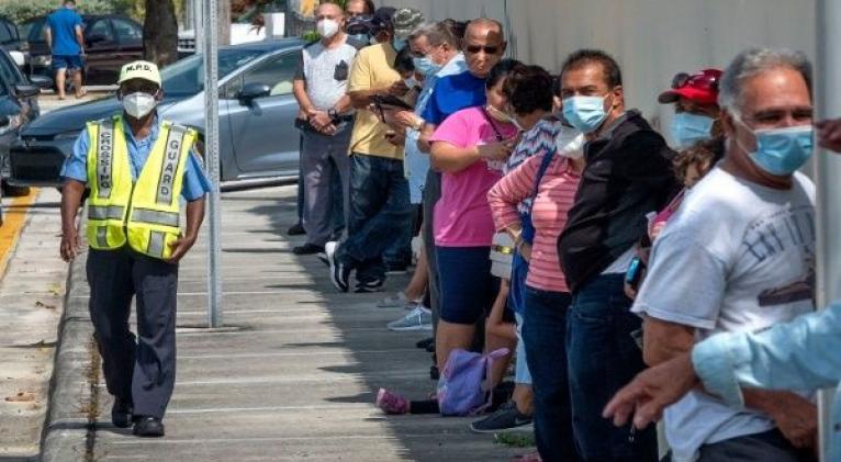 EE.UU. lidera los listados con las cifras más altas de casos confirmados y de muertes en el mundo por la Covid-19. Foto: EFE