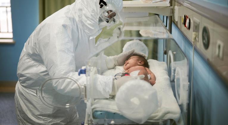 El personal médico atiende a un bebé paciente del Hospital Infantil de Wuhan, China, el 6 de marzo de 2020. China Daily / Reuters