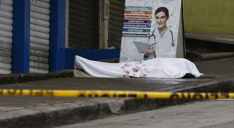 Fallecido por coronavirus, abandonado a las puertas de un centro médico de Guayaquil. / EFE / DIARIO EXPRESO