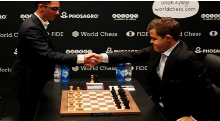 Caruana (izq) y Carlsen, dos genios de los trebejos.