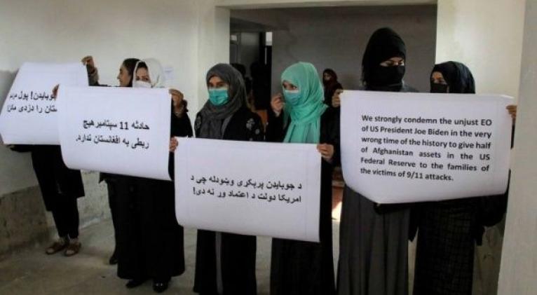 El decreto del presidente Biden sobre la incautación de activos de Afganistán recibió el rechazo de las mujeres debido a la crisis humanitaria que enfrenta el país. Foto: EFE