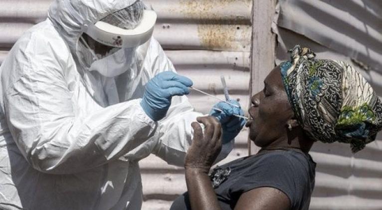 La Covid-19 ha tensado hasta el momento los sistemas de salud de 57 naciones africanas. Foto: Télam
