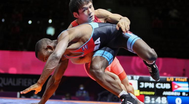 Andreu no pudo, por más que intentó, descifrar la defensa y explosividad de Takahashi. foto: United world Wrestling.