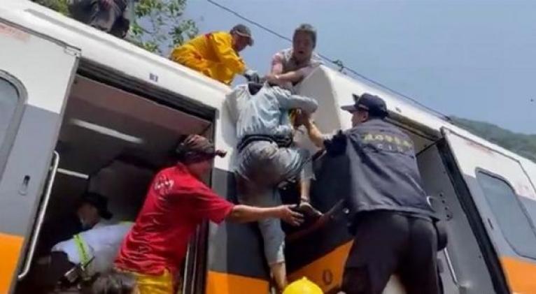 El tren accidentado, de alta velocidad, viajaba de Taipei a Taitung con unos 500 pasajeros a bordo. Foto: AP 