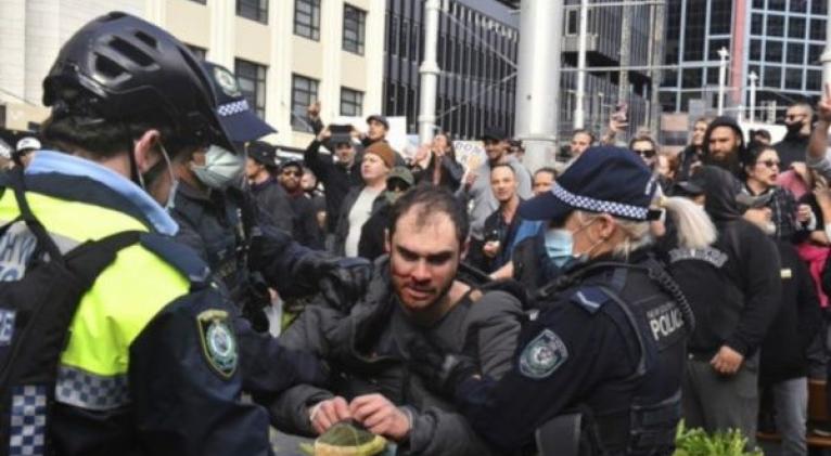Las manifestaciones también se repetieron en Melbourne, donde seis personas fueron detenidas, según informaron fuentes policiales. Foto: Twitter @noticias4vision