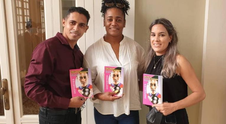 Yipsi y los autores, complacidos con La furia de Agramonte, tras la presentación. Foto: Deporcuba