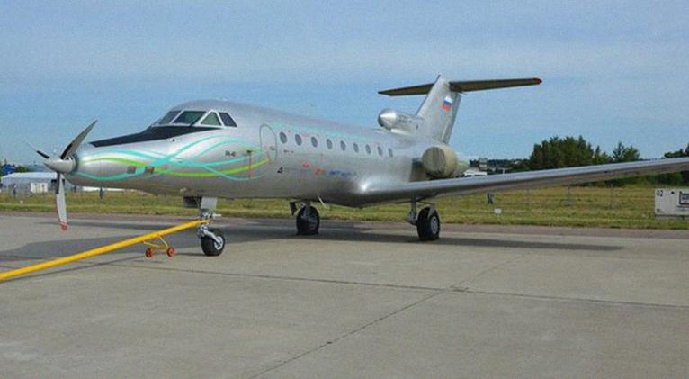 Durante el ensayo, el laboratorio volador Yak-40 encendió el sistema de propulsión eléctrica. 