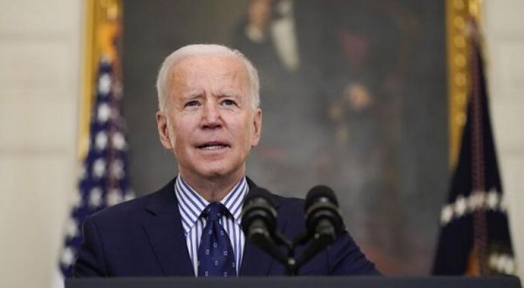 “Este plan nos pone en camino de vencer al virus y les brinda a las familias con más dificultades la ayuda y el respiro que necesitan para superar este momento”, dijo Biden. Foto: AP