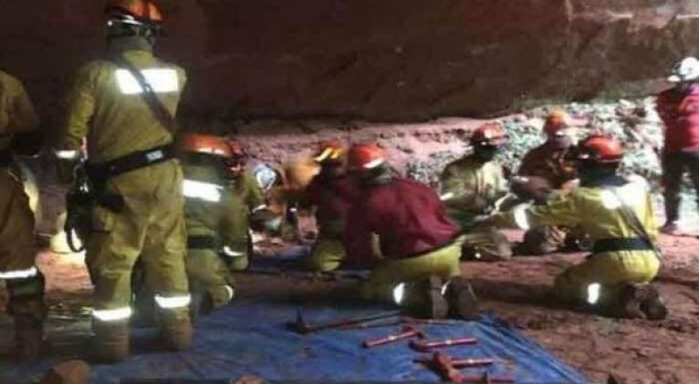 Bomberos atienden a las personas sepultadas en una cueva en el estado de Sao Paulo. Foto: @correio