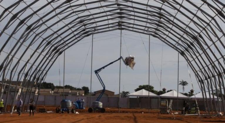Empleados construyen un hospital de campaña para atender a pacientes con Covid-19 en Goiás, Brasil. Empleados construyen un hospital de campaña para atender a pacientes con Covid-19 en Goiás, Brasil.