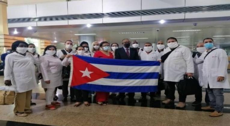 Este domingo el ministro de Relaciones Exteriores de la isla caribeña, Bruno Rodríguez Parrilla, había anunciado la salida de los colaboradores hacia África. Foto: @CubaGuinea