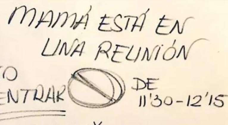Una madre pone un cartel a sus hijos para que no la interrumpan mientras teletrabaja.