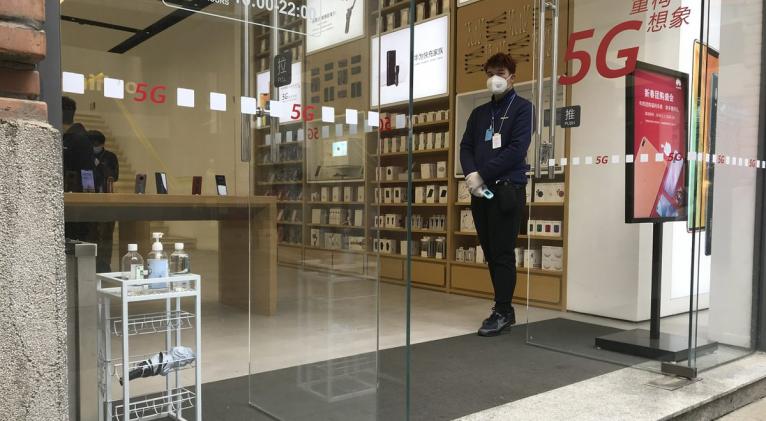 Con tiendas abiertas pero pocos compradores, Wuhan empieza a revivir