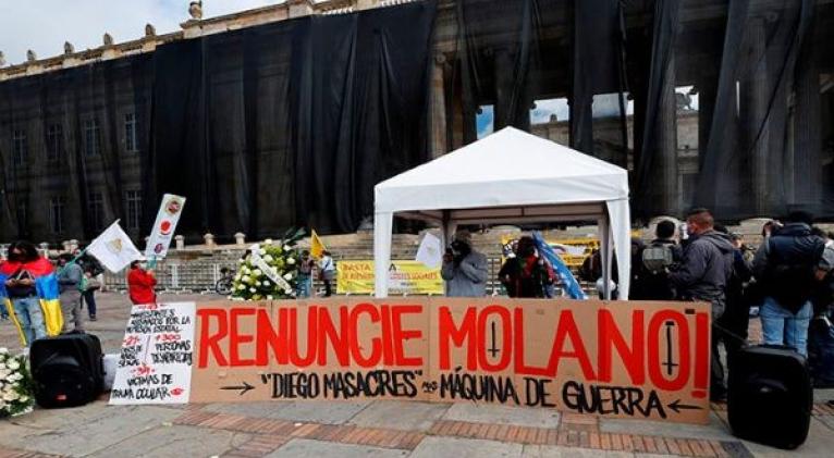 Antes del debate contra Diego Molano, decenas de personas se manifestaron en la Plaza de Bolívar de Bogotá. Foto: EFE