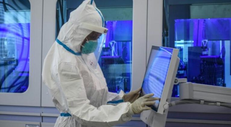 Un técnico maneja a través de una pantalla muestras para realizar la prueba del coronavirus, el 14 de mayo de 2020 en el laboratorio del Instituto de Investigación Médica de Kenia situado en Busia, ciudad al oeste del país fronteriza con Uganda© AFP/Archivos Brian Ongoro