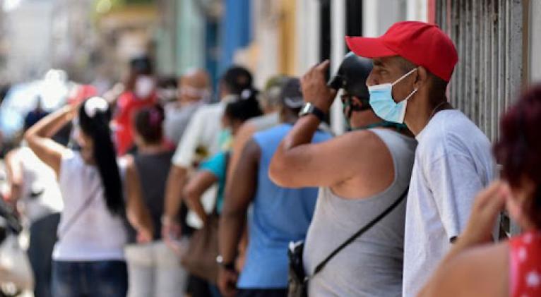 Todavía la población no concientiza del todo los riesgos epidemiológicos a los que se expone en las calles. Foto: Tomada de Granma.