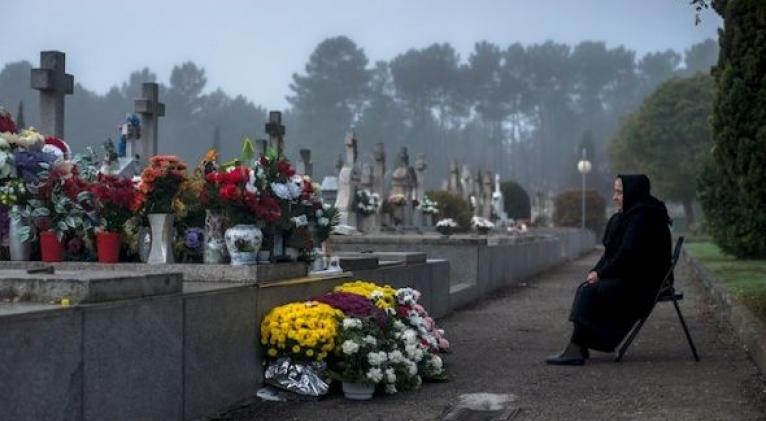 En este Día de Todos los Santos los creyentes suelen llevarle flores a sus difuntos en los sepulcros y recordarlos. Foto: EFE