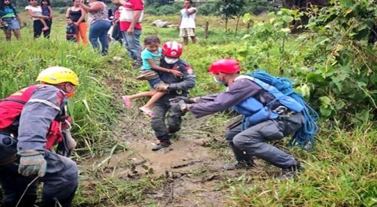 El pasado miércoles el jefe de Estado firmó el decreto de emergencia por 90 días debido al daño causado por las inundaciones. Foto: @OrlenysOV