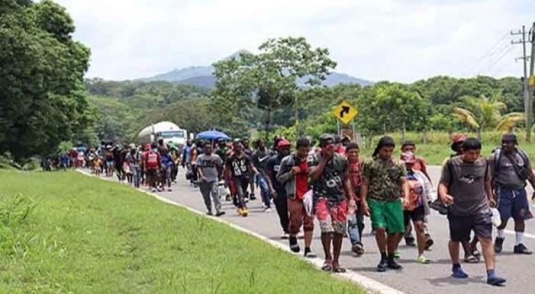 Miles de migrantes avanzan en una caravana por México en un intento por llegar a EE.UU. Foto: EFE
