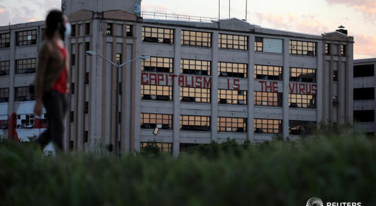 Una pintada dice que "El capitalismo es el virus" en un edificio abandonado, mientras continúa la propagación de la enfermedad por #coronavirus (#COVID-19), en NuevaOrleans, Luisiana, EstadosUnidos . REUTERS/Carlos Barría