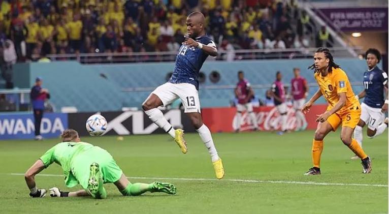 Enner Valencia anota el tanto del empate. Foto: EFE
