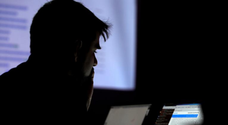 Según el FBI y la Agencia de Seguridad de Infraestructura y Seguridad Cibernética de EE.UU., 'hackers' respaldados por China intentan piratear investigaciones relacionadas con el covid-19. Foto: Reuters.