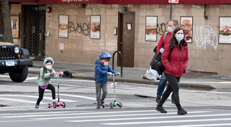 Las síntomas de esta afección se parecen al síndrome de Kawasaki y los médicos por el momento no han llegado a una conclusión sobre su origen. Foto: AFP.