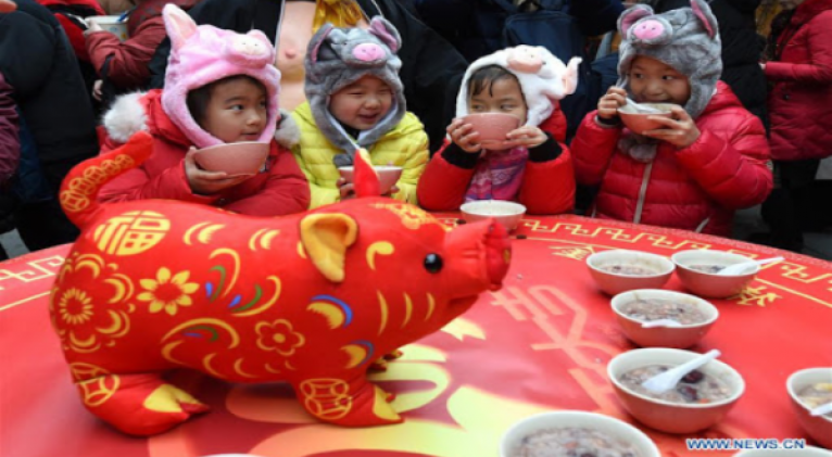 En el festival Laba chino, que se lleva a cabo el octavo día del duodécimo mes del calendario lunar, se rememora el platillo que una pastora ofreció a Sakyamuni. Foto: EFE
