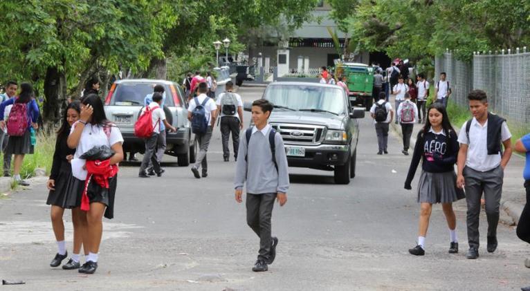 En Honduras, solo el 24 por ciento de educandos entre 15-17 años del sistema público poseía cobertura profesoral hacia 2019. Foto: EFE