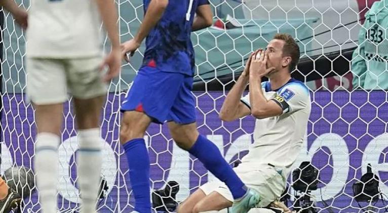 Kane se lamenta tras una ocasión fallada.