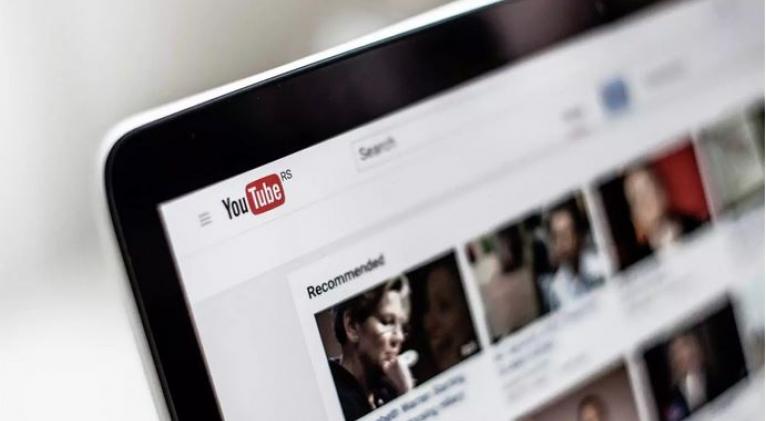 Interfaz de YouTube en un ordenador.