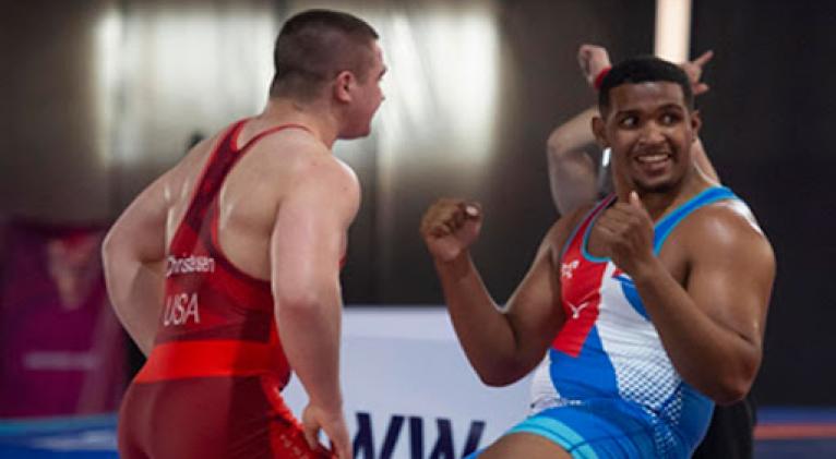 Jeisser Sampsom (derecha) mereció en Oaxtepec la distinción Botín de Oro como mejor luchador greco del torneo.