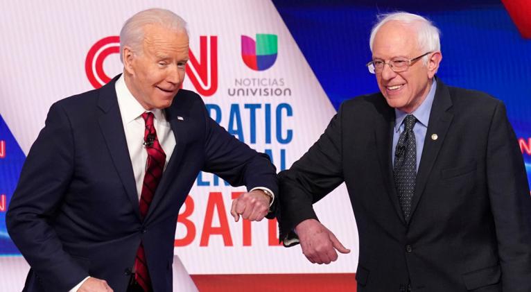 El excandidato presidencial Bernie Sanders anuncia su respaldo a Joe Biden Joe Biden y Bernie Sanders durante un debate de candidatos demócratas en Washington, EE.UU., el 15 de marzo de 2020. Kevin Lamarque / Reuters