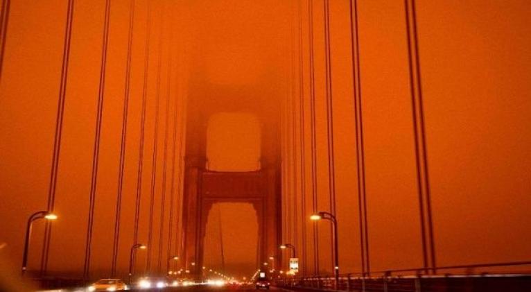 Aproximadamente 3.200 bomberos luchan contra los incendios que azotan diversas zonas de California. Foto: La Jornada