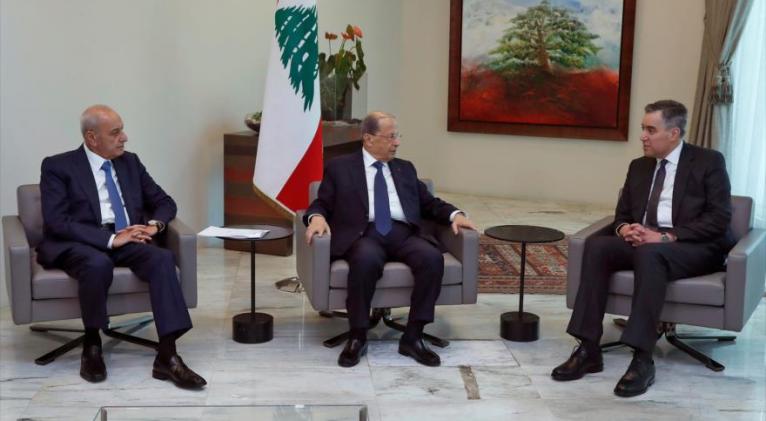 El presidente libanés (centro) se reúne con el premier designado Mustafa Adib (dcha.) y el presidente del Parlamento, Beirut, 31 de agosto de 2020. Foto: AFP.
