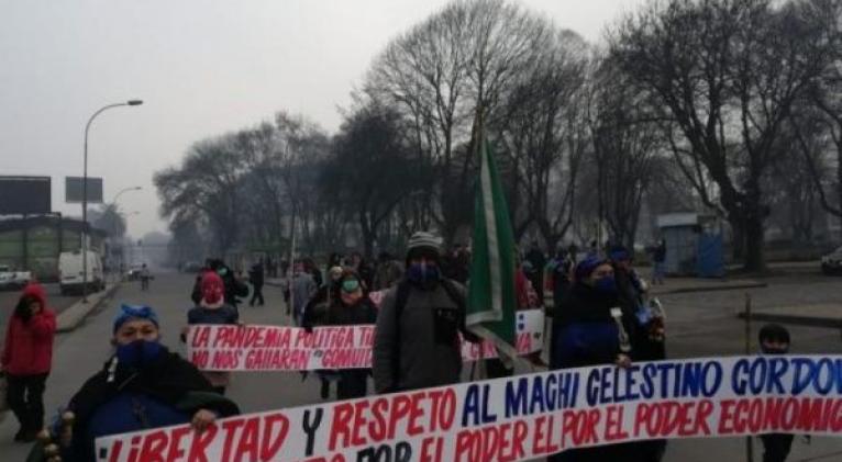 Este lunes cerca de 60 personas realizaron una marcha por las calles de Temuco en apoyo al machi Córdova. Foto: RBB