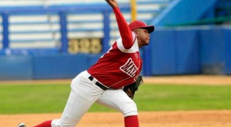 El lanzador mayabequense Marlon Vega se erigió novato de la Serie 60, al ganar nueve juegos y salvar tres para su plantel. Foto: Abel Rojas Barallobre