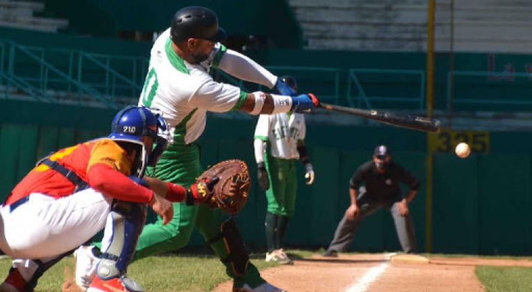 El cuarto bate de los Elefantes, Pavel Quesada, lleva un inatrapable en solitario, sin remolques y cuatro ponches en lo que va de play off.