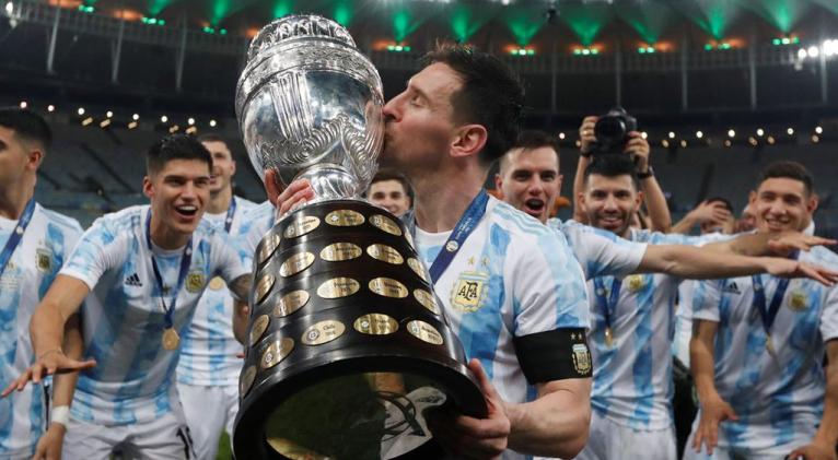 La gloria de años y el peso de tirar de una selección contenida en el beso de Messi a la Copa. Foto: La Nación.