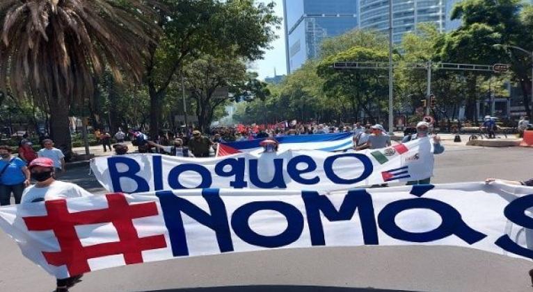 Durante la marcha se exigió al Gobierno de EE.UU. levantar las medidas restrictivas unilaterales que aplica contra Cuba. Foto: @EduardomteleSUR