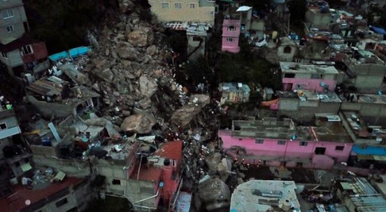 Más de 80 viviendas fueron desalojadas por la probabilidad de que se produzca otro derrumbe en el cerro. Foto: EFE
