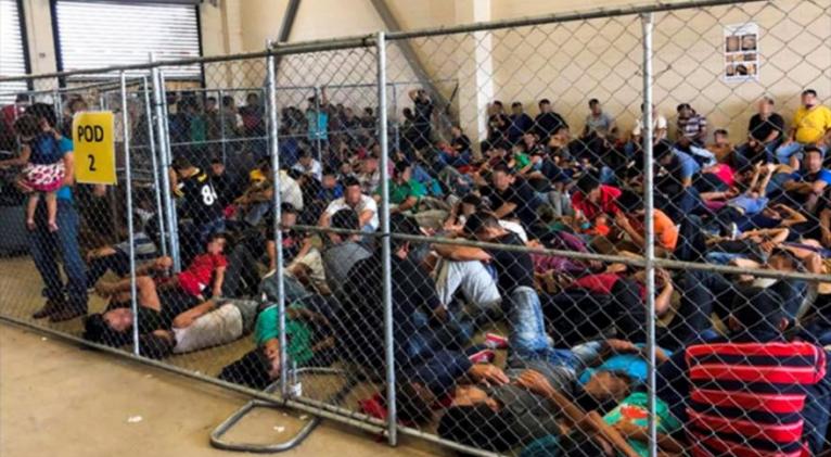 Migrantes detenidos en celdas muy pequeñas en Texas, EE.UU.