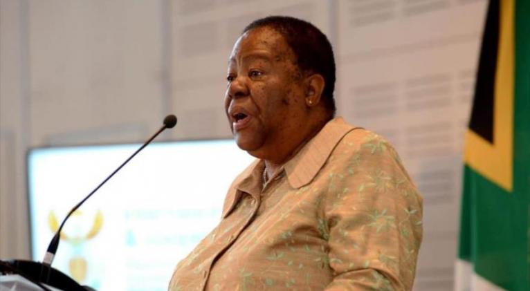 La ministra de Relaciones Internacionales y Cooperación de Sudáfrica, Naledi Pandor, habla con los miembros del Cuerpo Diplomático en Ciudad del Cabo.